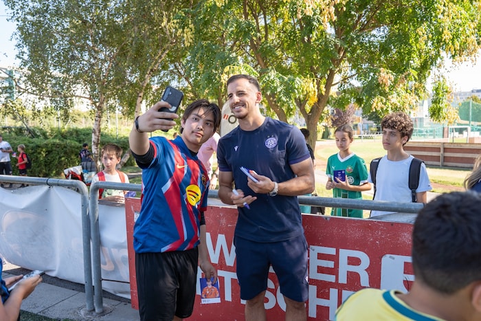 Austria-Keeper Mirko Kos gab den Kids Tipps, stand danach für Fotos und Autogramme zur ...