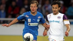 Matthias Maak (l.) in der Saison 2010/11 im Duell mit Austria Wiens Nacer Barazite.
