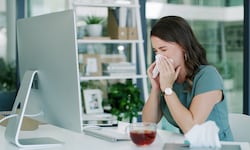 Krank im Büro sollte eigentlich ein No-Go sein. 