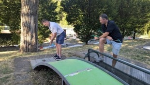 Vienna Capitals Mike Stewart beim Minigolf-Duell mit der „Krone“.