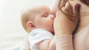 Bestandteile in der Muttermilch unterstützen das Einschlummern.