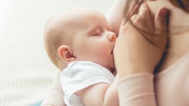 Bestandteile in der Muttermilch unterstützen das Einschlummern.