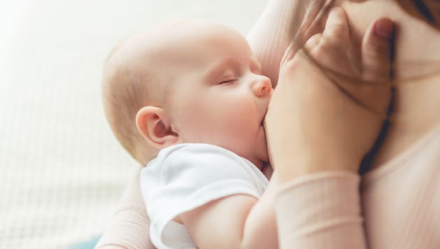 Bestandteile in der Muttermilch unterstützen das Einschlummern.