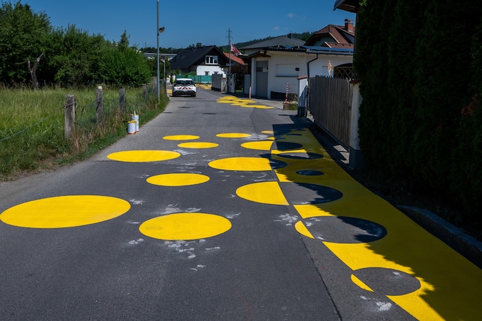 Gelbe Punkte und Poller sollen in Turdanitsch die Lenker ausbremsen, bislang ohne Erfolg.