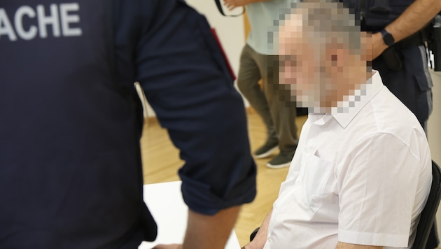 Von einem Geständnis ist der 61-Jährige im Wiener Landesgericht weit entfernt.