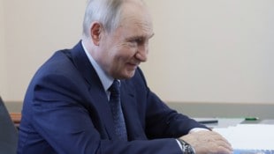 Zwischen Japan und Putin herrscht Streit aufgrund den Inseln, die zwischen ihnen liegen.