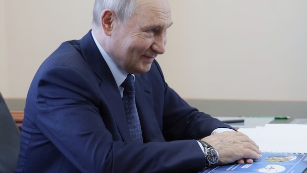 Zwischen Japan und Putin herrscht Streit aufgrund den Inseln, die zwischen ihnen liegen.