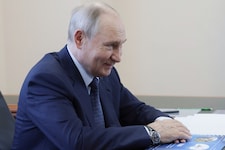 Zwischen Japan und Putin herrscht Streit aufgrund den Inseln, die zwischen ihnen liegen.