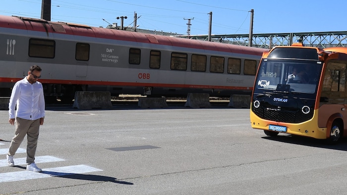 Mit gehörigem Respektabstand hielt der Bus vor einem Fußgänger, der ihm zu Demonstrationszwecken ...