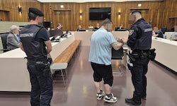 Der Angeklagte drosch auf eine Steirerin mit einem Stuhl ein.