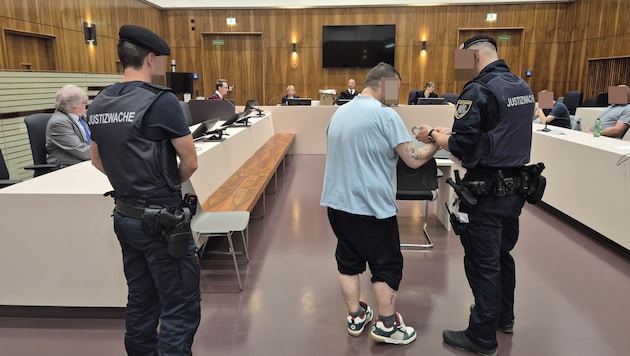 Der Angeklagte drosch auf eine Steirerin mit einem Stuhl ein