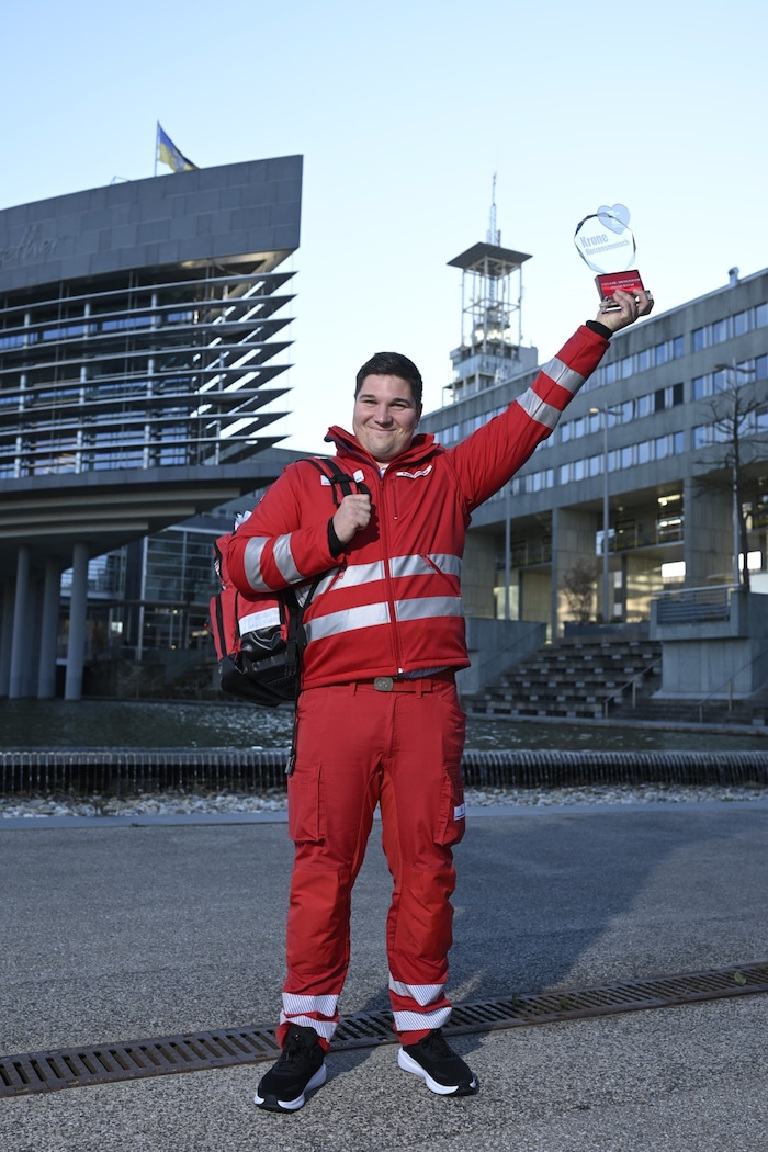 Paul Prochazka, Feuerwehrmann und Rot-Kreuz- Helfer , hat die Herzensmensch-Trophäe bereits 2025 ...