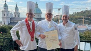 Küchenmeister Günter Walder (l.) und Alexander Forbes (r.) zählten zu den Gratulanten.