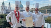 Küchenmeister Günter Walder (l.) und Alexander Forbes (r.) zählten zu den Gratulanten.