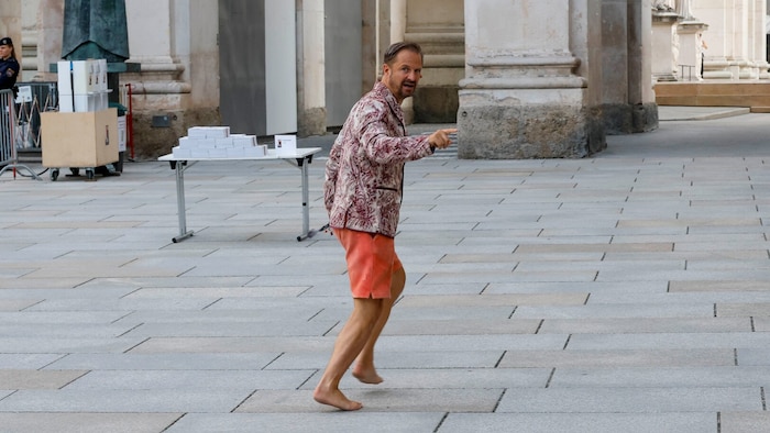Im gemusterten Sakko huschte der Mime zur Premiere am Domplatz.