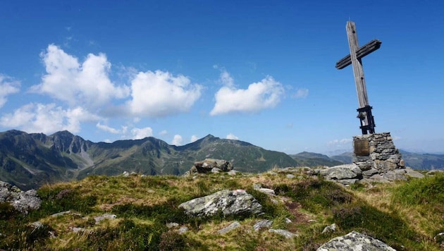 Am Gipfel thront ein Holzkreuz. Der Eindruck, dass es schief ist, täuscht.