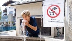 Leo (9) erfrischt sich am Zirler Trinkwasserbrunnen – Trinken verboten. 