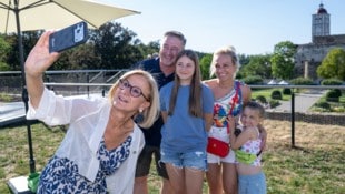 Schnell noch ein Selfie:  Familienfoto mit Landeschefin auf der Schallaburg. 