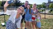 Schnell noch ein Selfie:  Familienfoto mit Landeschefin auf der Schallaburg. 