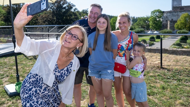 Schnell noch ein Selfie: Familienfoto mit Landeschefin auf der Schallaburg.