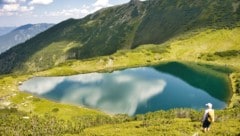 Zwei Gipfel und mehrere Seen sind Merkmal dieser anspruchsvollen Bergwanderung in der ...
