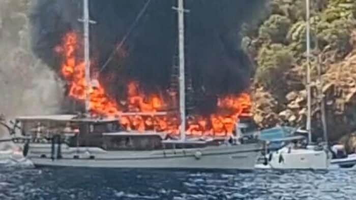 Das Schiff wurde nach dem Zwischenfall an Land geschleppt.