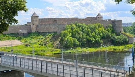 Estlands Regierung schränkt den Betrieb der Grenzübergänge zu Russland ein (im Bild Narva).