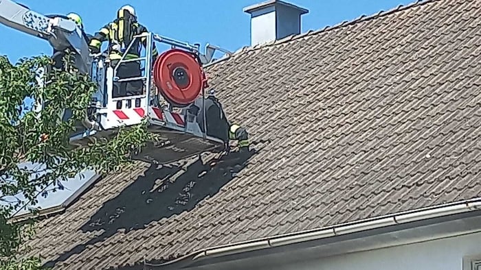 Atemschutzträger stiegen über Fenster in das Gebäude.