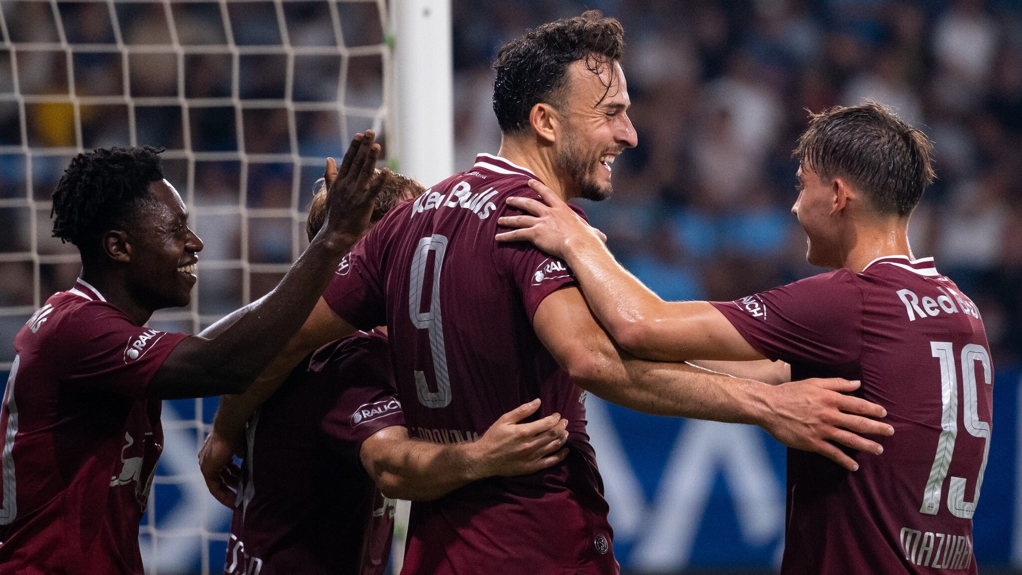 Haris Tabaković se slavi – i to s pravom, jer bi bez njegova tri gola, FC Red Bull Salzburg vjerovatno danas bio eliminisan...