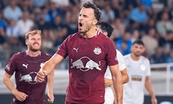 Haris Tabaković lässt sich feiern – zu Recht, denn ohne seine drei Tore wäre der FC Red Bull ...