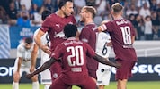 Haris Tabakovic wird von seinen Mitspielern gefeiert.
