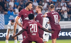 Haris Tabakovic wird von seinen Mitspielern gefeiert.