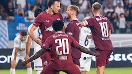 Haris Tabakovic wird von seinen Mitspielern gefeiert.
