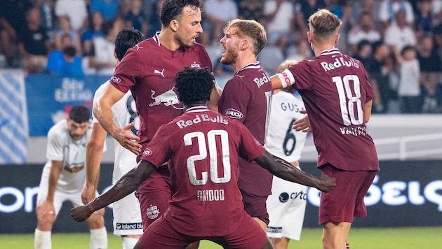 Haris Tabakovic wird von seinen Mitspielern gefeiert.