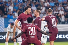 Haris Tabakovic wird von seinen Mitspielern gefeiert.