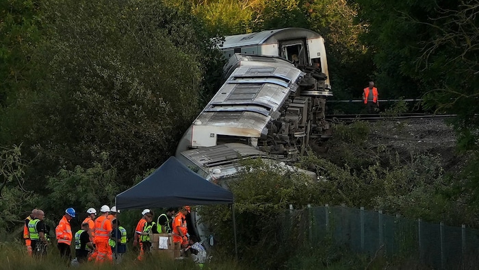 Mehrere Waggons kippten nach der Engleisung um.