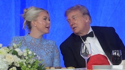 US-Präsident Donald Trump mit seiner Sprecherin Karoline Leavitt