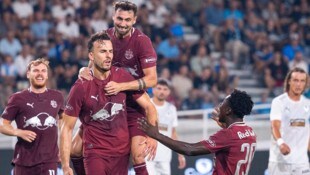 Haris Tabakovic (Mitte) hat gegen Pafos vier Tore erzielt.