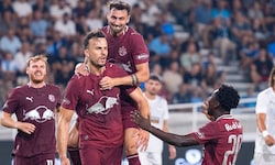 Haris Tabakovic (Mitte) hat gegen Pafos vier Tore erzielt.