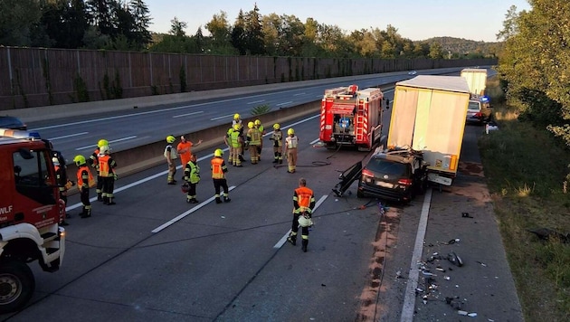 Die Unfallstelle war für den gesamten Verkehr rund zwei Stunden gesperrt.