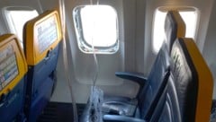Ein Foto der US-Behörde NTSB zeigt das zertrümmerte Flugzeugfenster.