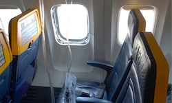 Ein Foto der US-Behörde NTSB zeigt das zertrümmerte Flugzeugfenster.