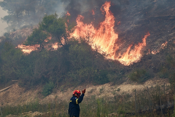 In Chakidiki haben die Einsatzkräfte den Brand unter Kontrolle gebracht.