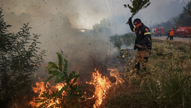 In Kroatien, Italien und Griechenland (Bild) sind die Feuerwehrkräfte voll im Einsatz.