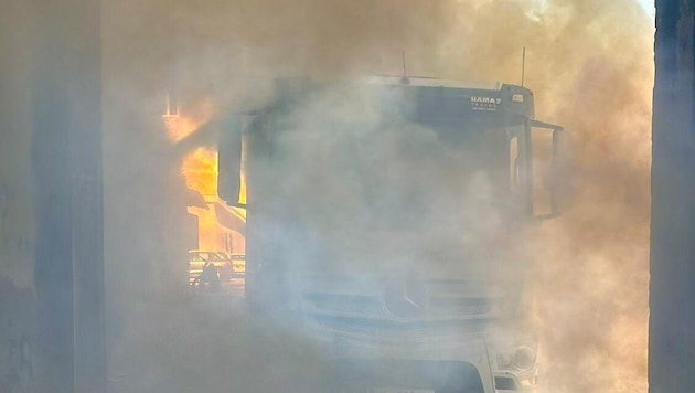 Ein Lkw fing auf der S1 Feuer (Symbolbild).