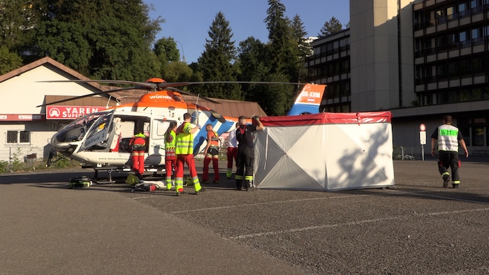 Der Hubschrauber landete auf einem Supermarktparkplatz.