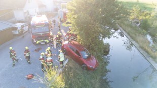 Die Feuerwehr sicherte das Fahrzeug. 