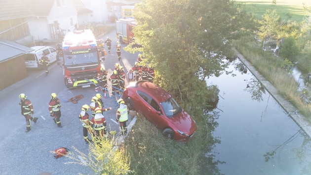 Die Feuerwehr sicherte das Fahrzeug.
