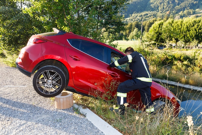 Der junge Lenker konnte den Pkw unverletzt verlassen.
