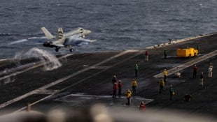 Auf dem US-Flugzeugträger „USS Abraham Lincoln“ sollen die Soldaten enorm unter den aktuellen ...